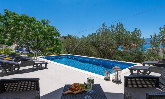 Duce Villa | Villa Verde with 4 en-suite bedrooms, private pool, 200m from sandy beach