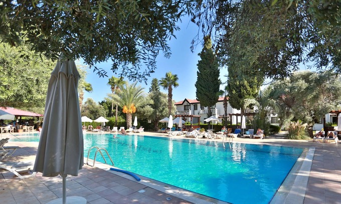Zeytinlik Villa | Villa w Pool, Garden and Patio by Beach in Kyrenia