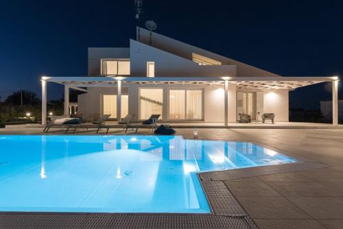 Modica Villa | Villa White - IsulaTravel