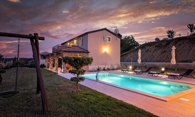 Vizinada Villa | Villa with a pool for 4 persons with garden and beautiful view of Motovun.