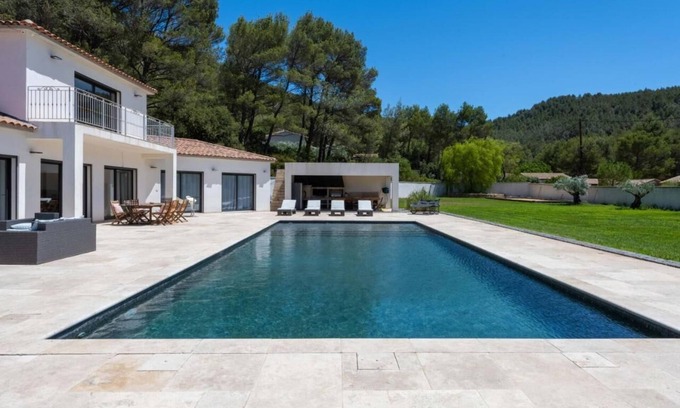 Cuges-les-Pins Villa | Villa with heated swimming pool, spa, gym and cinema