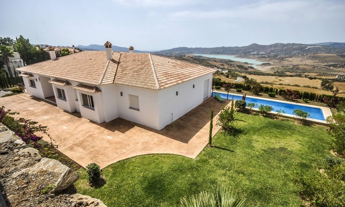 Periana Villa | VILLA WITH LAKE VIEWS, PRIVATE POOL & PARKING 30 MIN FROM THE BEACH