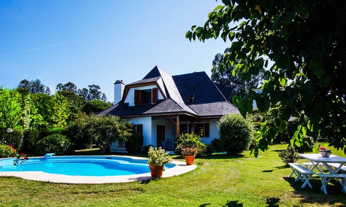 Bembrive Ski Chalet | Villa with pool and garden of 200 meters