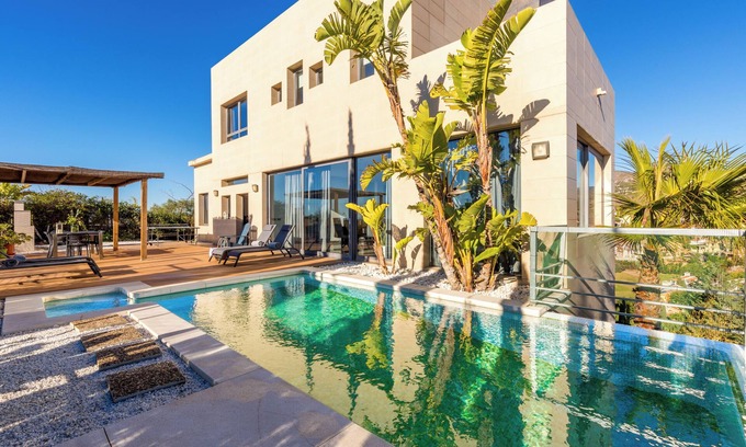 El Candado Villa | Villa with Pool, Stunning Mountain View, Wi-Fi, Garden & Terrace