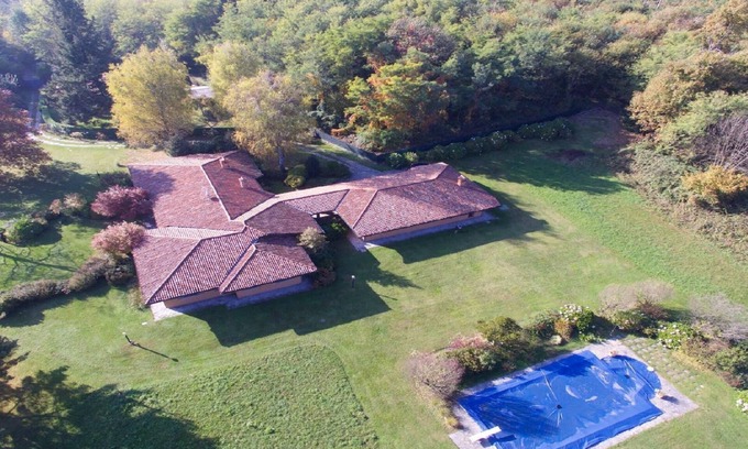 Vergiate House | Villa with pool,woods and garden