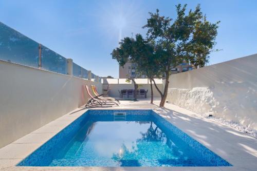 Mafamude House | Villa with Private Pool, BBQ & Patio