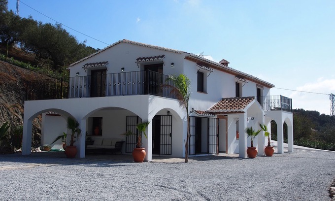 Riogordo Villa | Villa with stunning panoramic views 30min fr Malaga airport -Wheelchair friendly