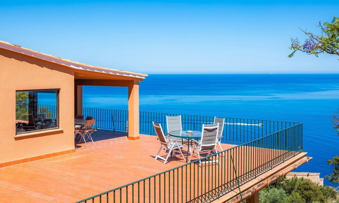 Banyalbufar Villa | Villa with wi-fi and stunning sea views.