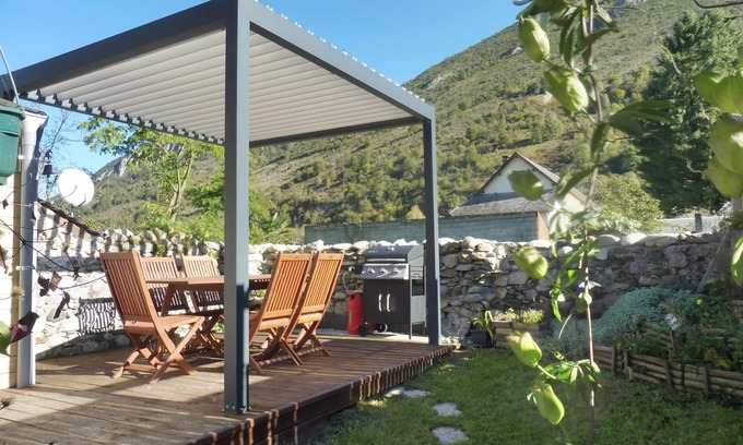 Campan House | Village house 6/8 pers. 3 bedrooms - 3 bathrooms - 3 wc - WI-FI