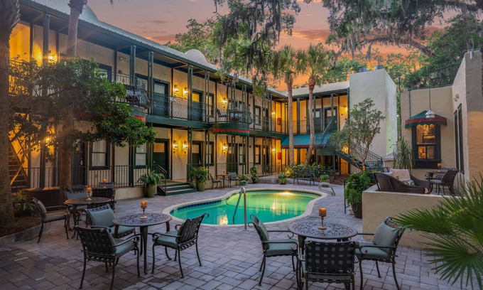 Saint Simons Island Hotel | Village Inn and Pub - Adults Only