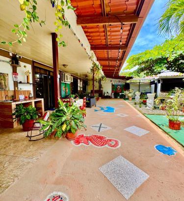 Uvita House | Villas Ela Bahía Ballena Uvita hermosas habitaciones privadas grandes, piscina, cocina, jacuzzi, aire acondicionado, tv y baño privado