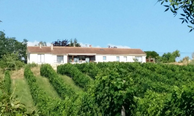 Le Fleix House | Vineyard View Studio with 180 ° views of the vineyards