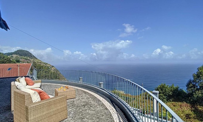 Porto Moniz House | Vinhaticos Villa by Atlantic Holiday