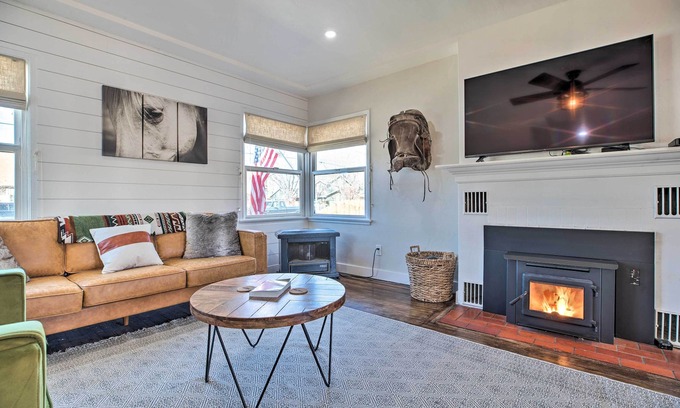 Bishop House | Vintage Bishop House in Downtown w/Porch Swing!