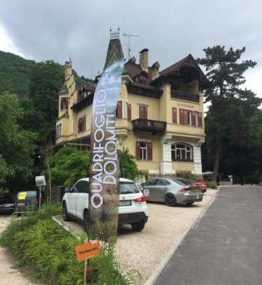 Cornedo All'isarco Hotel | Vintage Castle "Schlosshof " Biker Hotel & B&B