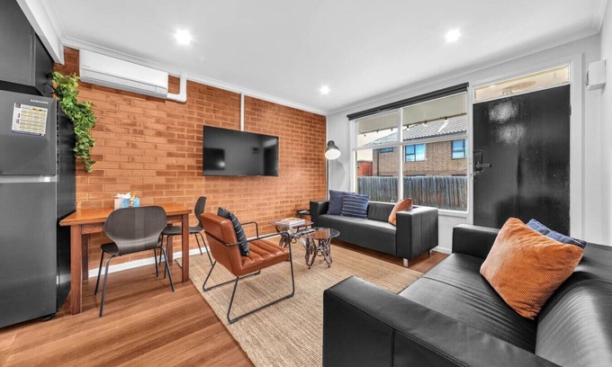 Albion Apartment | Vintage Groove at the Garden End