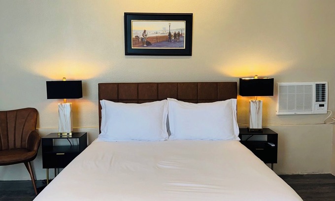 Gaslamp Quarter Apartment | Vintage Vibes studio w/WiFi & AC steps from Ballpark, Convention Center & Views