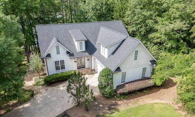 Murrayville House | VIP Lake House-5 bed+Bonus room on Lake Lanier w/Hot Tub, dock,& lake views