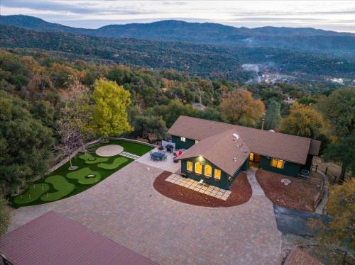 Oakhurst House | Vista Haven with stunning views/hot tub/mini golf!
