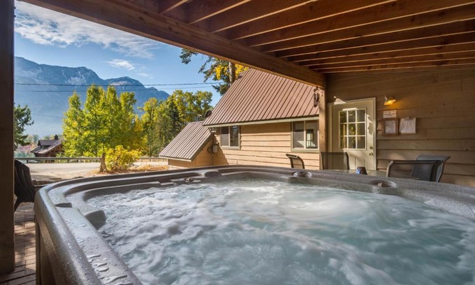 Leavenworth House | Vista View Chalet - 2 Bed 1 Bath Vacation home in Lake Wenatchee