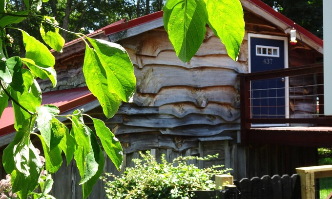 West Jefferson Apartment | Vogelsang guesthouse, 5 minute walk to downtown West Jefferson.