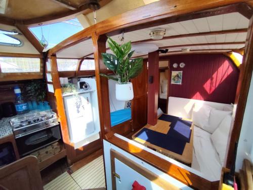 Ouistreham Boat Rental | Voilier confortable en bois