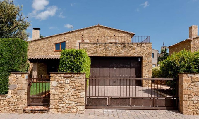 Vulpellac House | Vulpellac House. Garden and private pool