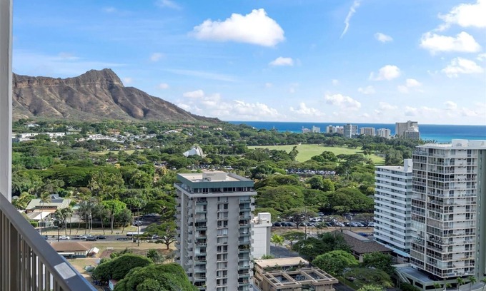 Waikiki Condo | Waikiki Condo 5min walk to Beach Free Parking Pool AC