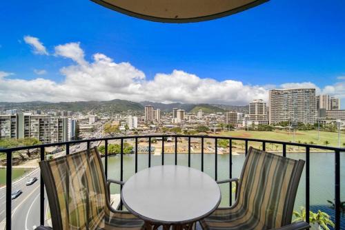 McCully - Moiliili Apartment | Waikiki Ocean Fantasy, Free Parking, Beach Supplies
