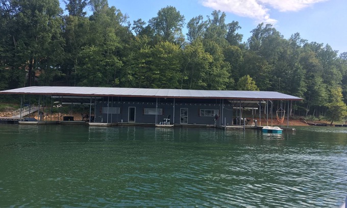 Andersonville House | Wake up with the lake as your front yard! 3bd/1bth with land access & boat slip