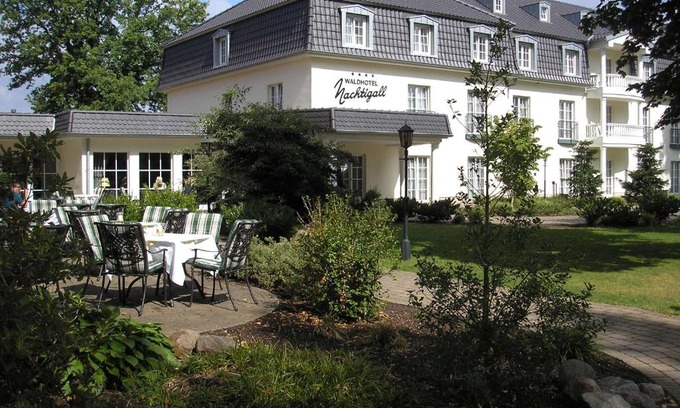 Schloß Neuhaus Hotel | Waldhotel Nachtigall