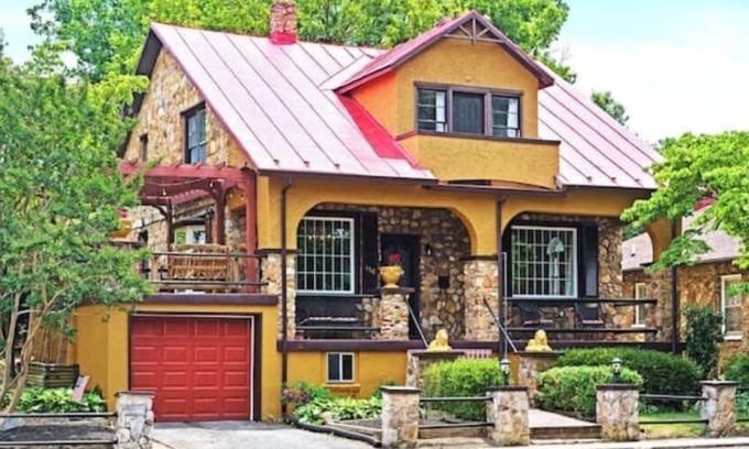 Waynesboro House | Walk Downtown~Game Room~Gym~Fire Pit~Hammock!