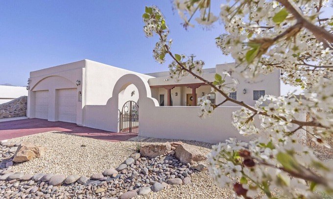 Las Cruces House | Walk in the Park: Luxury/Hot Tub/Sonoma Ranch Golf