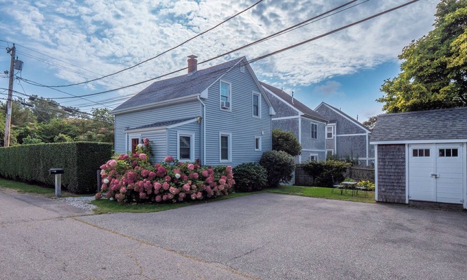 Newport East House | WALK to BEACH/CLIFF WALK! FANTASTIC Location! Newport so close! Pets OK! Deck!