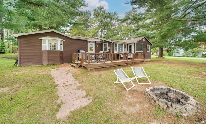 Edinboro House | Walk to Beach & Lake: Idyllic Escape in Edinboro!