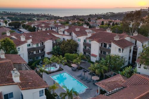 Monarch Beach House | Walk to Beach Pool Hot Tub Private Patio Parking Seabreeze Retreat