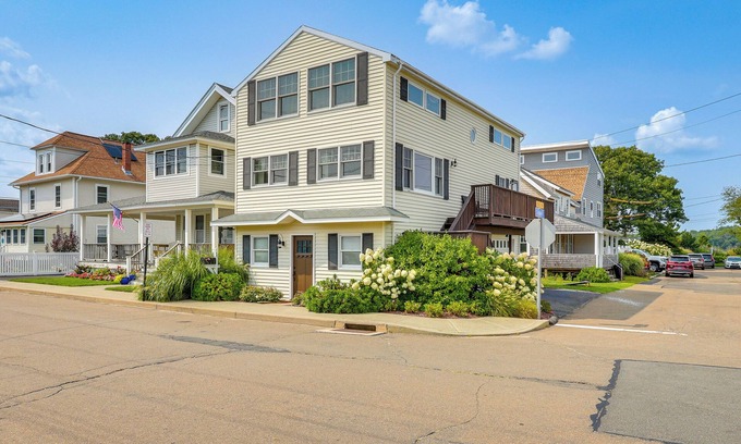 East Haven House | Walk to Beaches: Sunny East Haven Home w/Grill