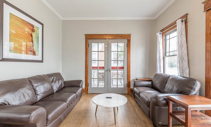 West End Apartment | Walk to Breweries | Park Offstreet