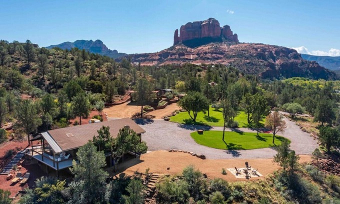 Back O' Beyond Cabin | Walk to Cathedral Rock and Oak Creek in minutes