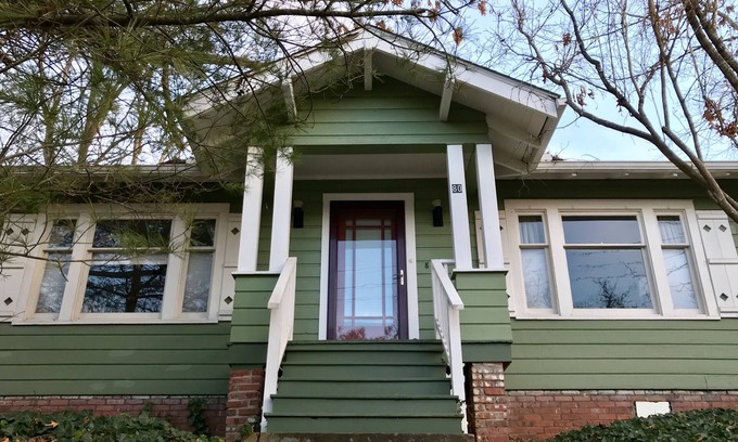 Historic Montford House | Walk to Downtown from Charming Cottage, in Historic Montford 30 Day Minimum Stay