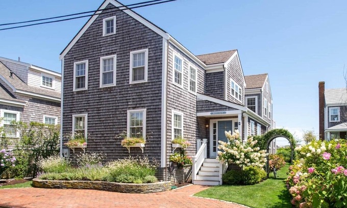 Brant Point House | Walk to ferry, town and beaches!