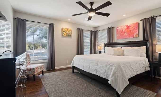 Kessler Apartment | Walk to food and shops*local Art* King 1 BR apt!