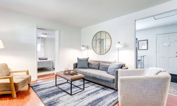 Franklin House | Walk to Franklin Square, Spotless and Welcoming