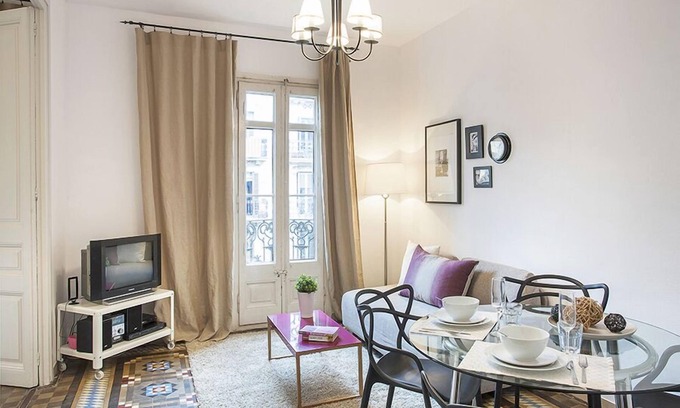 Dreta de l'Eixample Apartment | Walk to Gaudi's Buildings - High Ceilings - Free Luggage Storage Service.