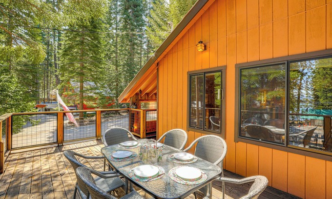 Prattville Cabin | Walk to Lake Almanor: Prattville Cabin w/2 Decks!