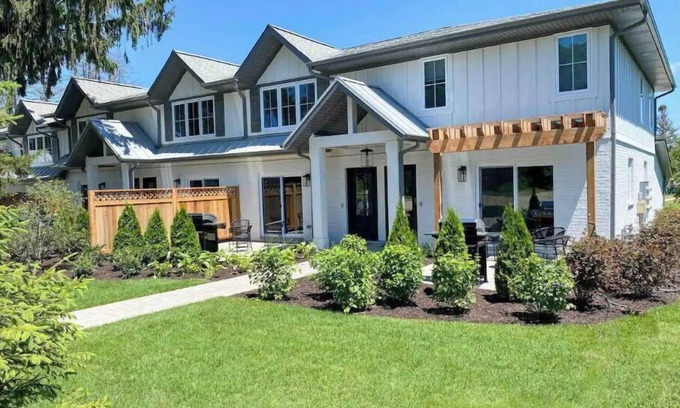 Williams Bay House | Walk to lake, restaurants and more!