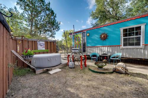 Lakeway Apartment | Walk to Lake Travis Austin Tiny Home with Hot Tub!