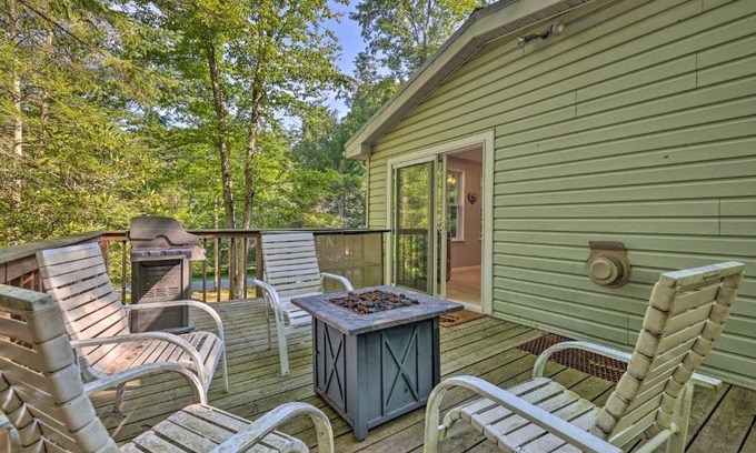 Greentown House | Walk to Lake Wallenpaupack Greentown Getaway