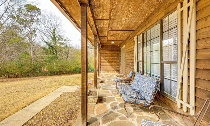 Gadsden House | Walk to Noccalula Falls: Peaceful Home w/Deck