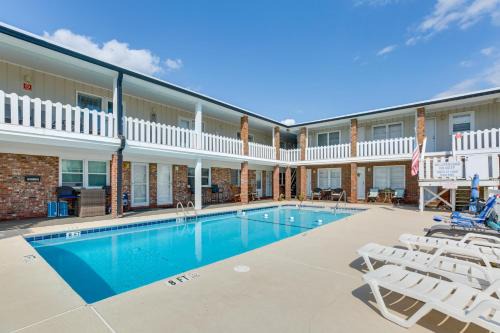 Cherry Grove Beach Apartment | Walk to North Myrtle Beach Studio with Pool Access!